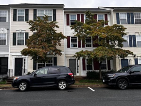 Cozy room and kitchen living room 7 minutes to IAD and DC area